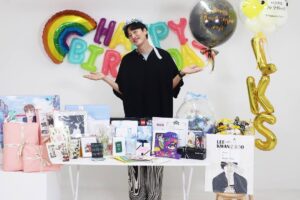 Lee Kwang-soo Instagram - 생일을축하해주신모든분들덕분에
행복한하루를보냈습니다

뭐라감사의인사를드려야
이마음이잘전달될까고민해봐도
그저감사하다는말밖엔
떠오르지가않습니다

좋은모습
많이보여드릴수있도록
늘최선을다하겠습니다

진심으로감사드립니다❤️