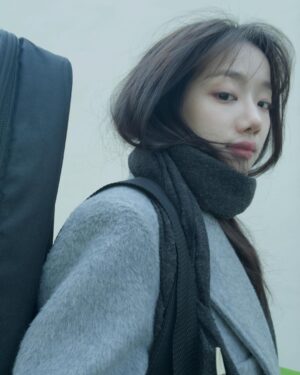 Lee Na-eun Instagram - 조금 따뜻한 주말을 보내는 법 🎸📚☕️🎵
