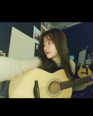 Lee Na-eun Instagram - 조금 따뜻한 주말을 보내는 법 🎸📚☕️🎵