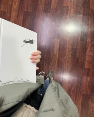 Lee Na-eun Instagram - 조금 따뜻한 주말을 보내는 법 🎸📚☕️🎵