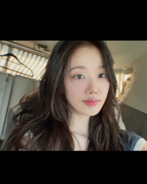 Lee Na-eun Instagram - 5월 가지마 ~🍃🌳
