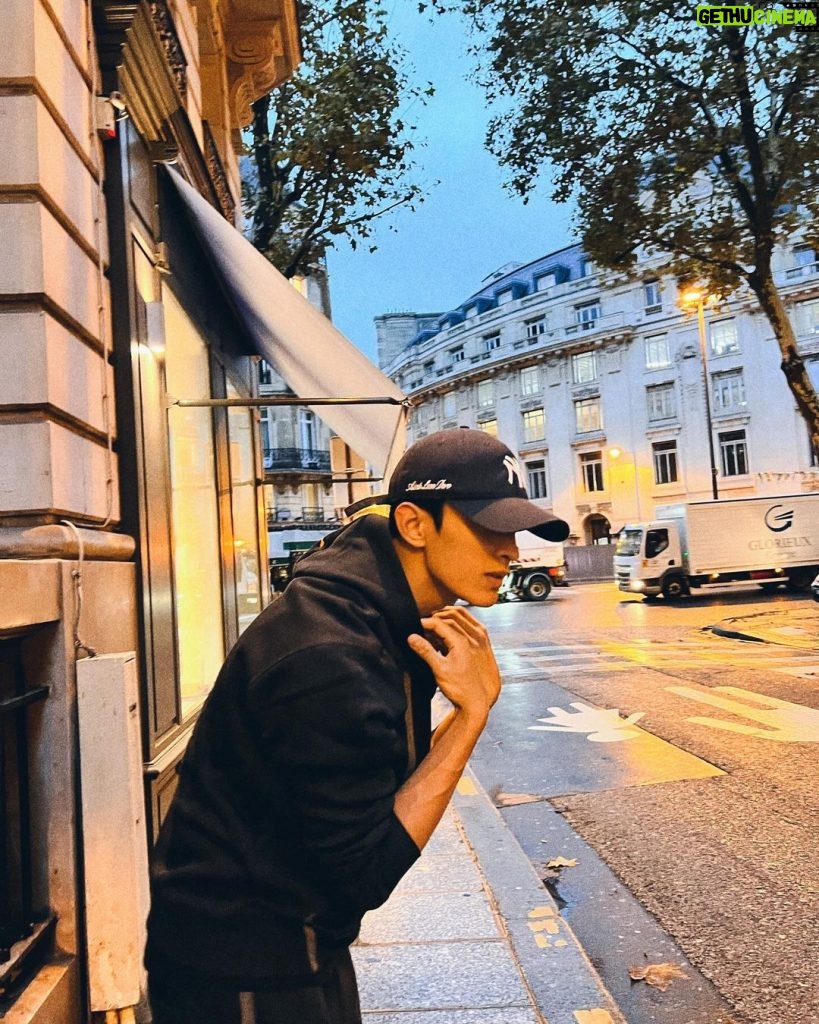 Lee Seok-min Instagram - Paris morning🖤