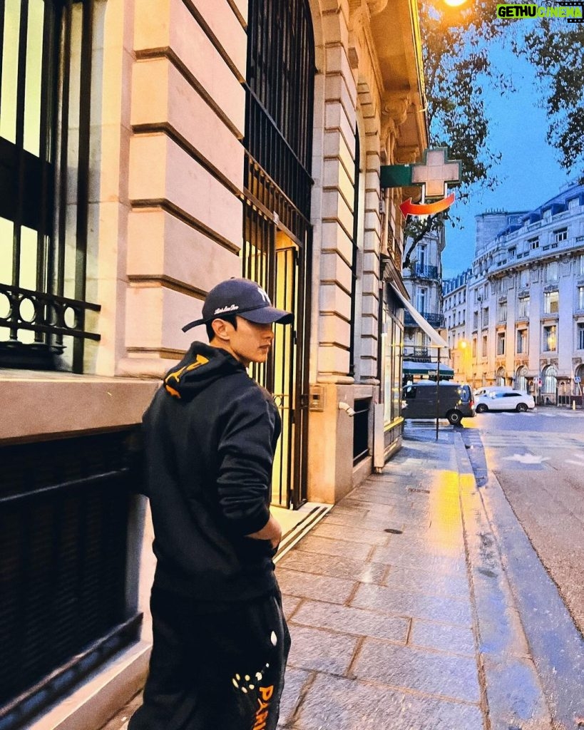 Lee Seok-min Instagram - Paris morning🖤