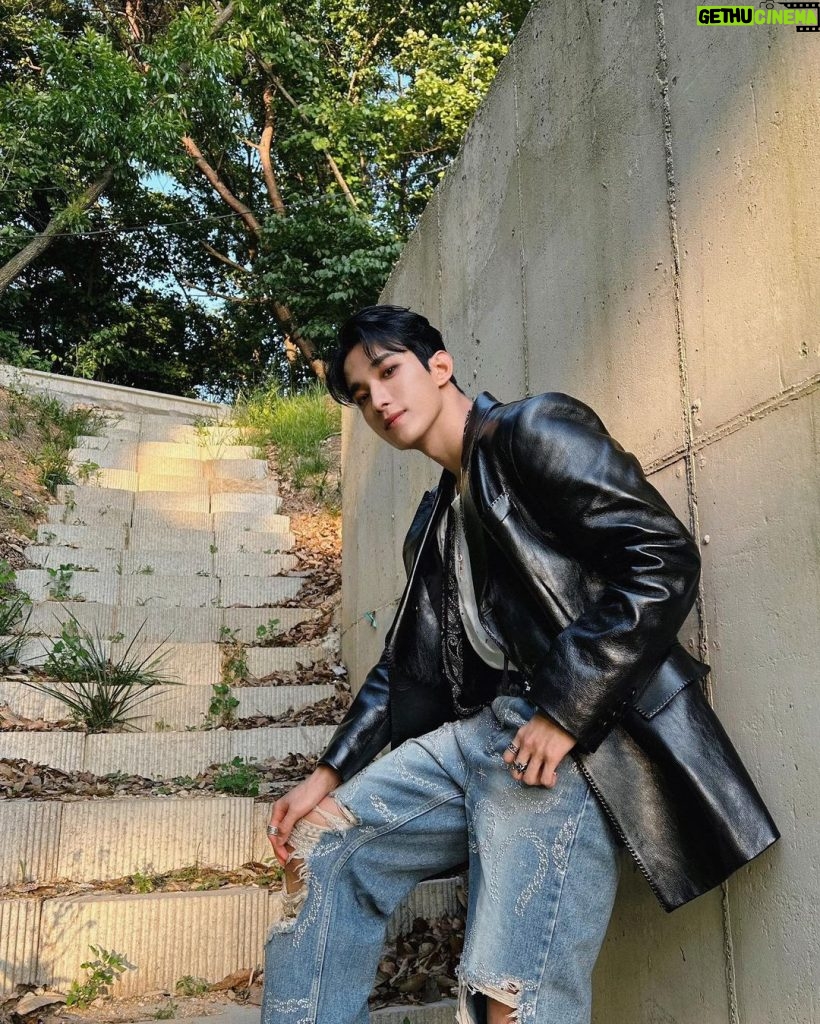 Lee Seok-min Instagram - Seventeenth heaven🖤