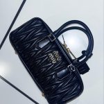 Lee You-mi Instagram - @MiuMiu #MiuMiu #MiuArcadie 대본 쏙!쏙! 들어가는 가방🧡