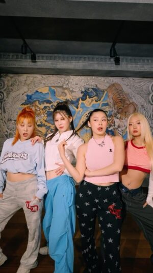 Leejung Lee Instagram - _
Don’t mess with the girls😘 @blackpinkofficial 

Danced by @yeojin1009 @jyojyoxo @isakkk_woo @leejung_lee 💛💜💙💚

Choreographed by @leejung_lee ✨