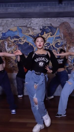 Leejung Lee Instagram - _
2ne1 MASHUP choreography by me for my loves @babymonster_ygofficial 

Dancers
@bengalpark 
@caprisunju 
@s0nghs 
@nain._.jo 
@subak.ee 
@highbee_kim 
@leejung_lee 

Remix by DEE.P

Filmed and edited by @naaaaa_yen