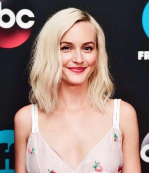 Leighton Meester Instagram - Upfronts last week. Can’t believe I get to work w/this crew @singleparentstv coming to abc ❤️