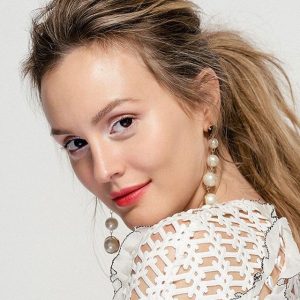 Leighton Meester Instagram - Up close and personal w/ @byrdiebeauty 💄💅🏻👄🐣