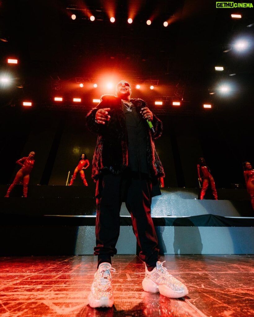 Lennox Instagram - #CHILE 🇨🇱🇨🇱🇨🇱 #SoldOut GRACIAS mi gente por el apoyo, por su energía y sus buenas vibras anoche. Los amamos! ❤️🤙🏾 #Lennox #Durini #Mamacita Flouses @ritzzzzzzz 📸 @el.eme @frankiejazz