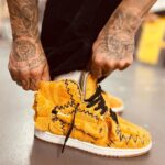 Lennox Instagram - 👽@lennox se junta de nuevo con todos los poderes Hoy les muestro unas DE LAS Ideas mas duras DE MI GANG nuestro hermano @brunovvision Junto a @danyweird CREAMOS UNAS Air Jordan 1 Off-White Chicago completamente desde 0 hechas con una bata @versace @lennox pieza 1/1 que opinas de esto @durinipuertorico ? Miami, Florida
