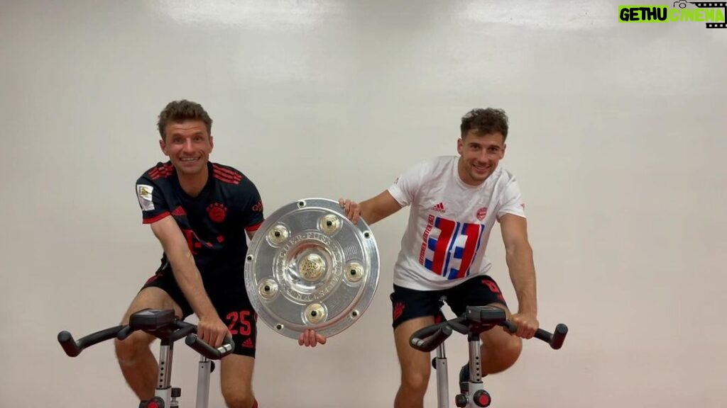 Leon Goretzka Instagram - Nasenspitze vorne im Meisterschaftsrennen !!👃🏻😂🔴⚪️ @esmuellert @fcbayern