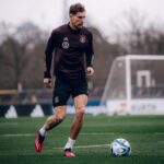 Leon Goretzka Instagram - 🔎 FOKUS im Training. 💪🏼⚽️ #DFB #DFBTEAM 📷 DFB / Philipp Reinhard / Marco Michalzik DFB-Campus
