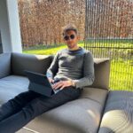 Leon Goretzka Instagram - ☀️💻😎…Was fehlt ? - richtig, ☕️!