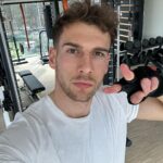 Leon Goretzka Instagram - Homeoffice 💪🏼 #immerweiter