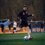 Leon Goretzka Instagram - 🔎 FOKUS im Training. 💪🏼⚽️ #DFB #DFBTEAM 📷 DFB / Philipp Reinhard / Marco Michalzik DFB-Campus