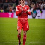 Leon Goretzka Instagram - 🤝🏼! Nackenprobleme überwunden denke ich @mr.choupo 🤩 #bilderbuchkopfball