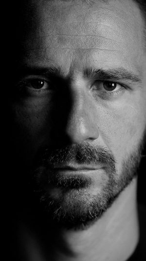 Leonardo Bonucci Instagram - Sono Leonardo Bonucci
e da 19 anni faccio il calciatore professionista

In questo lungo tempo di impegno e dedizione, 
so di essere stato una persona divisiva
è per questo che tutto l’amore che ho ricevuto
si è sempre mescolato a molto altro

Schiaffi e carezze

Oggi, fedele a me stesso,
vi guardo negli occhi
tifosi e giudici
perché una storia così merita rispetto

È un tempo di saluti sofferti
quello per decidere, a malincuore,
che si è arrivati davvero, in fondo

Grazie a Voi
per la forza degli abbracci
ma anche per tutte le critiche
che mi hanno fatto capire
chi dovevo imparare ad essere

Quello che abbiamo raggiunto insieme
Il tempo lo ha detto
non è stato facile da costruire
e non lo sarà da ripetere
ma il cuore è capace di grande memoria
lo sapete bene

Oggi, tifosi, Bianconeri,
si chiude il capitolo più grande della mia vita

Sognavo un giusto finale
la possibilità di chiuderlo con Voi
questo purtroppo non accadrà
ma il tempo, ancora una volta
ci sarà amico, ne sono certo

Nel domani, che adesso è già qui
sarò sempre io
lo stesso Leonardo
lo stesso Bonucci