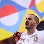 Leonardo Bonucci Instagram – Eccomi qui. 
Un appuntamento che conosco bene. 
Un momento a cui non intendo sottrarmi.
So bene quanto un errore in una partita del genere possa contare ma so anche quanto la consapevolezza possa aiutare a guardare avanti certi delle fondamenta che ci sostengono.
Il lavoro e la passione che mi hanno sempre contraddistinto non si faranno scalfire dai giudizi del momento. 
So chi sono e che gioco è questo.
Ho sempre rispettato le opinioni di tutti ma ho sempre guardato avanti, consapevole che niente è facile nella vita e niente viene regalato nel calcio. Ho ottenuto tutto lavorando quotidianamente, con sacrificio e umiltà. E sarà così anche domani, dopodomani, perché chi ha paura del giudizio degli altri non è un Uomo. 
Io penso già all’allenamento di domani. 
Grazie a tutti i miei compagni che insieme a Me hanno lottato e stasera la fortuna non è stata la nostra compagna di battaglia. 
Forza Azzurri. De Grolsch Veste