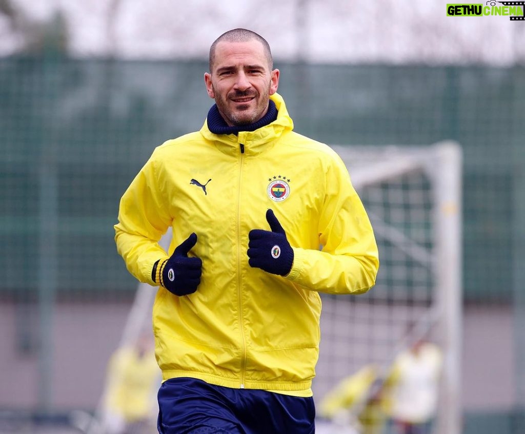 Leonardo Bonucci Instagram - At work 💪🏻 #LB19 Fenerbahçe Spor Kulübü Samandıra Can Bartu Tesisleri