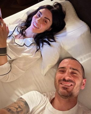 Leonardo Bonucci Instagram - Che il 2024 porti a tutti meno filtri e più realtà. 
Meno rabbia e più sorrisi. 
Perché in fin dei conti il sorriso è contagioso. 
Buon Anno a Tutti. 🎇😁