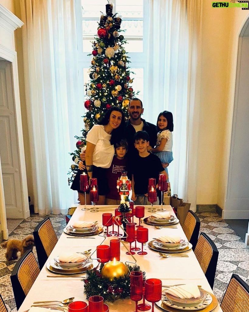 Leonardo Bonucci Instagram - E che sia un Buon Natale anche per tutti Voi. Merry Christmas… 🎅🏼❤️🎄… #merrychristmas #santaclaus