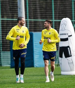 Leonardo Bonucci Instagram - Training on the pitch 🟡🔵
