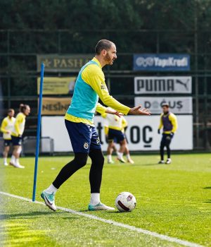 Leonardo Bonucci Instagram - Training on the pitch 🟡🔵