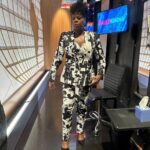 Leslie Jones Instagram - I want to say thank you to my glam team @brianmcphatter @shaluga111 @lolasbeautymark I would not be able to look like this without them!! They make miracles happen!! I love y’all to pieces! I also want to thank my partner in crime and writer @lennymarcusnyc we two old gunslingers taking on Hollywood together love you bro!! Then the incredible @thedailyshow correspondents @dulcesloan @desilydic @michaelkosta @ronnychieng @jordanklepper you guys are simply the funniest and easiest crew to work with y’all made it so fun for me!! And to the writers and showrunner @jenlf21 @zhubinparang @radosh @davidkibuuka @iamdanamira hands down is one of the best writing staffs I have ever worked with. You guys made me look good!! I LOVE YOU ALL AND THANK YOU FOR THIS WEEK!! It was magical!!