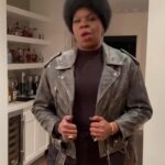 Leslie Jones Instagram - Jivin’ way down to HAWAII!!! Who’s coming to the shows?!!February 22nd at Castle Theater in Maui and February 23rd at Hawaii Theater Center in Honolulu! Get your tickets in the link in my bio! Come laugh with me and @lennymarcusnyc