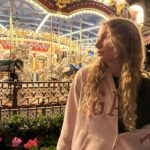 Letícia Spiller Instagram - Que dia lindo e especial, comemorando os seus 13 anos aqui no lugar dos sonhos! É sempre especial chegar no Magic Kingdom! Já quero voltar! Hehe Obrigada @viajecom e @rafaferrah por organizar isso de forma impecável, sem vocês esse momento seria impossível! 💕☀️ @disneyworld.brasil Magic Kingdom, Disney