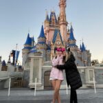 Letícia Spiller Instagram - Que dia lindo e especial, comemorando os seus 13 anos aqui no lugar dos sonhos! É sempre especial chegar no Magic Kingdom! Já quero voltar! Hehe Obrigada @viajecom e @rafaferrah por organizar isso de forma impecável, sem vocês esse momento seria impossível! 💕☀️ @disneyworld.brasil Magic Kingdom, Disney