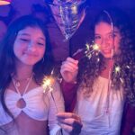 Letícia Spiller Instagram - Carrossel de afeto e alegrias da nossa virada 🤍⚡️🎊💫🙏🏽
