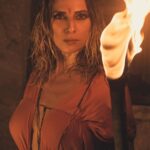 Letícia Spiller Instagram - Eterno reencontro com a Mulher Selvagem 🔥❤️ “ Uma vez que as mulheres a tenham recuperado, elas lutarão com garras para mantê-la, pois com ela suas vidas criativas florescem; seus relacionamentos adquirem significado,profundidade e saúde; seus ciclos de sexualidade, criatividade, trabalho e diversão são restabelecidos; elas deixam de ser alvo para as atividades predatórias dos outros; segundo as leis da natureza elas têm igual direito de crescer e vicejar . Agora, seu cansaço no final do dia tem como origem o trabalho e esforços satisfatórios; elas sabem instintivamente quando as coisas devem morrer e quando devem viver; elas sabem como ir embora e como ficar. Quando as mulheres reafirmam seu relacionamento com a natureza selvagem, elas recebem o dom de dispor de uma observadora interna permanente, uma sábia, uma visionária,um oráculo, uma inspiradora, uma intuitiva, uma criadora,uma inventora e uma ouvinte que guia, sugere e estimula uma vida vibrante nos mundos interior e exterior. Quando as mulheres estão com a Mulher Selvagem, a realidade desse relacionamento transparece nelas. Não importa o que aconteça, essa instrutora, mãe e mentora selvagem dá sustentação às suas vidas interior e exterior.” #tbt 📸 @photographe_karina Para gravaçãodo videoclipe #quimera de @pablovares