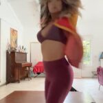 Letícia Spiller Instagram - Danço para expurgar as atrocidades do mundo e exorcizar meus próprios demônios 🔥⚡️ #embalosdesabado duvido assistir até o final 😜 Das coisas boas de ficar sozinha em casa