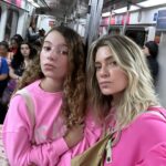 Letícia Spiller Instagram - As mina no vagão das mina pra lembrar que Outubro é rosa! 💕💫 Para a gente se conhecer, se tocar! O auto exame é muito importante na prevenção do câncer de mama . E também realizar exames periódicos. Esteja em contato com você sempre. 🌸🤍 #outubrorosa Bom domingo minas e manas do meu coração