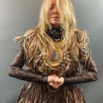Letícia Spiller Instagram - No processo de criação de uma personagem o figurino e a caracterização são peças fundamentais nas sensações e sentimentos que vão habitar este novo ser que nasce. Aqui um pouquinho do processo de construção do figurino da Matinta magistralmente criado pelo meu querido @parizottidavid e que foi essencial para mim 🙏🏽⚡️💚🦉