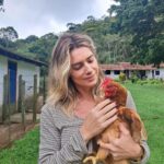 Letícia Spiller Instagram - Tietando Laura 🐓❤️ Quem sabe ela me leva para um de seus passeios alienígenas… #avidaíntimadelaura #claricelispector ❤️❤️