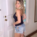 Letícia Spiller Instagram - Quem aqui já ouviu uma dessas frases ou outras nesse mesmo contexto? Entrei pra trend pra falar de um assunto sério! Estamos no mês de março, e na próxima sexta-feira é o Dia Internacional da Mulher. Data, que não é para ganharmos parabéns ou flores, mas sim, conscientizar sobre a igualdade de gênero. O machismo está tão enraizado na nossa sociedade que o discurso de homens e mulheres está repleto de frases que são mais machistas do que a gente pode imaginar. Trouxe algumas delas pra esse vídeo. Todos os dias vivenciamos gestos que caracterizam essa desigualdade de gênero. E por terem sido tão naturalizadas, muitas vezes passam despercebidas. #EuSouMulher