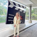 Letícia Spiller Instagram – De volta à casa! O que será que eu vim fazer por aqui? 

Stylist: @garandrastyle
Look: @lafortbrasil