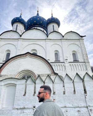 Levan Goroziya Instagram - В Суздале тихо, вкусно, красиво и очень уютно. Нет шума мегаполиса. Рядом самые любимые люди. У домов резные ставни. У экскурсоводов припасена 1000 и 1 история. Вкусное пиво Юзберг. Местные сыры. И медовуха в обед. Местами, город сильно напоминал мне мой Боготол. Путешествуйте. Берите с собой детей и друзей. Так веселей.