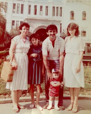 Levan Goroziya Instagram - Вчера у родителей, была годовщина свадьбы. 38 лет. Мы сидели в нашем любимом сербском ресторане и смеялись.  Они рассказывали истории, о которых мы с братом не знали и до фотографий дело конечно не дошло. Это у нас семейное. Не любить фотографироваться. Поэтому, поздравляю вас этой, одной из моих любимых фотографий. Спасибо за жизнь. И за пример, какой должна быть семья. 
Люблю безгранично! 
А всем родителям моих подписчиков, желаю долгих лет жизни и крепкого здоровья!