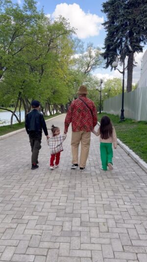 Levan Goroziya Instagram - Здоровья всем нашим детям. Счастливых беззаботных дней. Мирного неба над головой. Безмерной любви, ласки и тепла. Пусть у них будет светлое будущее. Яркие впечатления от каждой минуты. Бережно храню наши обрывки в памяти. Как же быстро вы растёте. 
Люблю бесконечно! 
Мам @my_inspiration_ спасибо тебе за этих трёх чудесных маленьких чуда ❤️
С праздником!