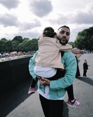 Levan Goroziya Instagram - Редко такое бывает, чтобы фотограф поймал меня в момент, когда я по настоящему счастлив. Вот у @ydavydova получилось. 
Несу дочь. Рядом сын и братья. Я только что закончил выступать и давление слетело с плеч. Выдох. Выход.