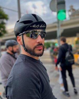 Levan Goroziya Instagram - Заметки велосипедиста: 

1. Люди, которые идут и пялятся в телефон, опаснее автомобилей. 
2. ЭлектроСкутеры зло. 
3. Где-то между Маяковской и Баррикадной походу открыли Государственный Кавказский Университет. 
4. У многих людей странный вкус на духи. 
5. Люди узнают по голосу. 
6. На пересечении Садового и Арбата пахнет булочками и хлебом. 
7. Пацаны пикапят девушек. Усиленно. 
8. Самый непредсказуемый автомобиль - Камри. 
9. Дождь идет. Тормоза мокнут. 
10. Не сфоткался, не катался.