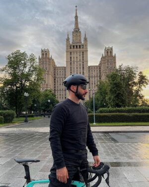Levan Goroziya Instagram - Заметки велосипедиста: 

1. Люди, которые идут и пялятся в телефон, опаснее автомобилей. 
2. ЭлектроСкутеры зло. 
3. Где-то между Маяковской и Баррикадной походу открыли Государственный Кавказский Университет. 
4. У многих людей странный вкус на духи. 
5. Люди узнают по голосу. 
6. На пересечении Садового и Арбата пахнет булочками и хлебом. 
7. Пацаны пикапят девушек. Усиленно. 
8. Самый непредсказуемый автомобиль - Камри. 
9. Дождь идет. Тормоза мокнут. 
10. Не сфоткался, не катался.