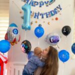 Leyla Lydia Tuğutlu Instagram - Geçen sene bu saatlerde hastanede kucağımdaydın...O anlarda ne hissettiğimi unutmamaya, her saniyesini hatırlayacağıma söz verdim...Ne ara 1 yaşına girdin oğlum...Seni büyürken izlemek ne güzel Evren'im✨💫🌏🪐🌕🌌 18.01