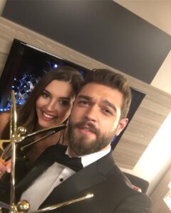 Leyla Lydia Tuğutlu Instagram - 30 bölümdür bizi yalnız bırakmayan Tatlı İntikam ailesi..oylarınız ve sevginiz için sonsuz teşekkürler🙏❤️ #pantenealtınkelebek