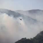 Leyla Lydia Tuğutlu Instagram - Sabah annemin evinin önünde böyle görüntülerle uyandık. Sabahtan gün batımına kadar söndürme helikopterleri ve uçakları yangını kontrol altına almaya çalıştı ve başardı. Hala araçlarla evlerin önünde bekleyip takip ediyorlar.Bu kadar iyi organize olunduğu için ve bu saatlere kadar hiç durmadan çalışan herkese emekleri için teşekkür ederiz🙏umarız bu son olur. #KazDağları