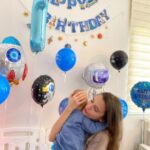 Leyla Lydia Tuğutlu Instagram - Geçen sene bu saatlerde hastanede kucağımdaydın...O anlarda ne hissettiğimi unutmamaya, her saniyesini hatırlayacağıma söz verdim...Ne ara 1 yaşına girdin oğlum...Seni büyürken izlemek ne güzel Evren'im✨💫🌏🪐🌕🌌 18.01